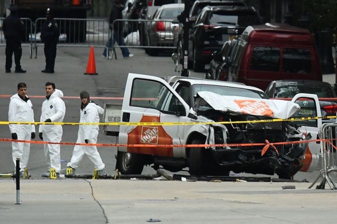 Un hombre lanzó una camioneta alquilada contra peatones y ciclistas en un carril para bicicletas en el Bajo Manhattan el martes por la tarde.