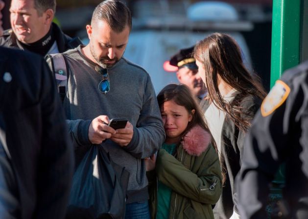 Una niña reacciona mientras la policía acordona la zona del ataque.