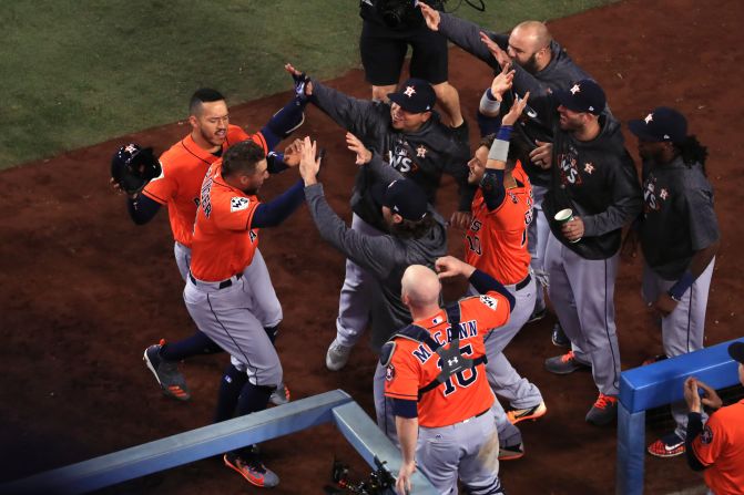 Los Astros celebraron desde temprano lo que a la postre sería su primer título en una Serie Mundial (Sean M. Haffey/Getty Images).