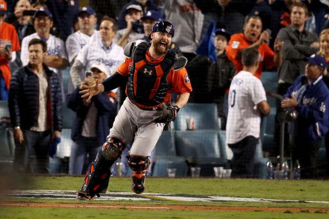 Brian McCann, receptor de los Astros, celebra tras el último out a los Dodgers en la novena entrada, que ponía fin al juego y les daba el título mundial (Christian Petersen/Getty Images).