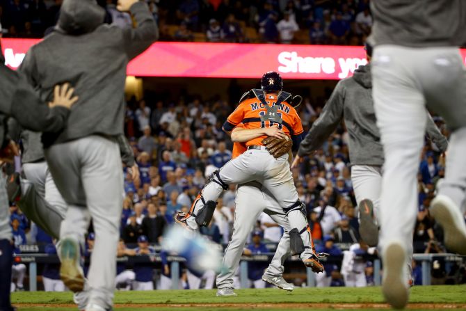 Momento de celebración y alegría en el Dodger Stadium, donde los Astros consiguieron el primer campeonato de Serie Mundial para la franquicia (Ezra Shaw/Getty Images).