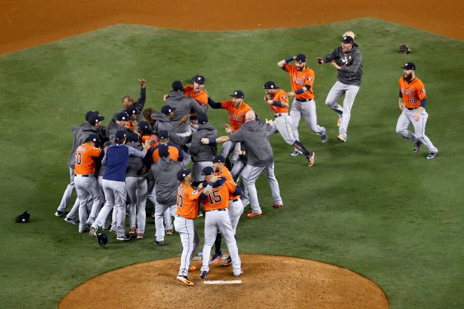 ¡Campeones! Histórico momento en el que los Astros de Houston ganan el título de la Serie Mundial (Tim Bradbury/Getty Images).