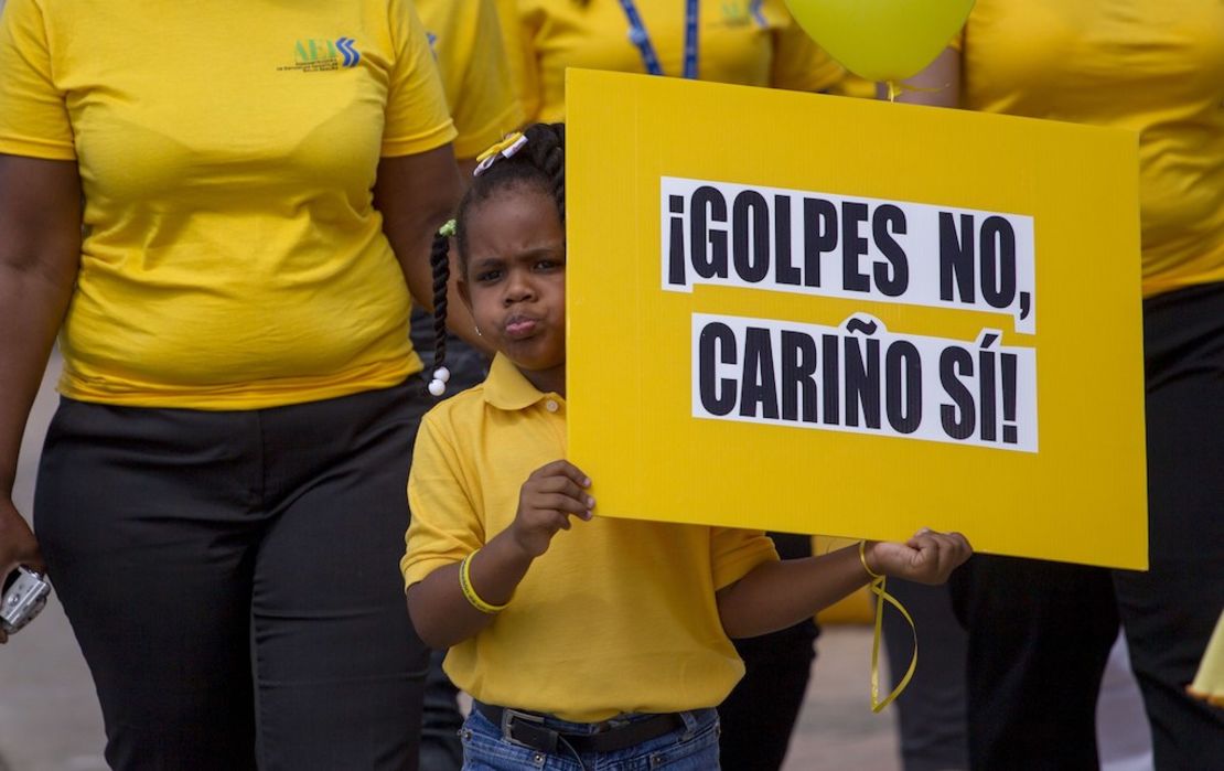 Foto de archivo. Una niña dominicana durante una marcha contra las violencias contra los niños en el Malecón de Santo Domingo el 30 de abril de 2014.