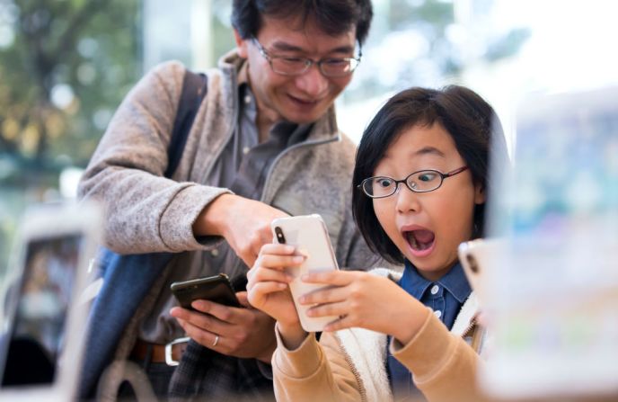 Una chica reacciona mientras prueba un iPhone X en Tokyo, Japón.