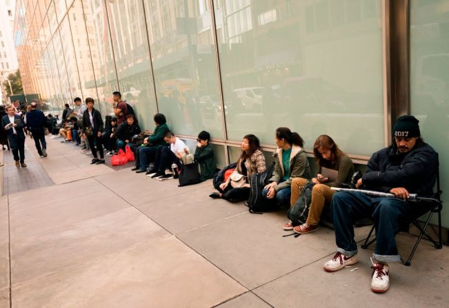 Una mujer habla por teléfono mientras hace fila para comprar el iPhone X en Londres un día antes de que saliera a la venta.