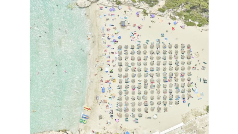 Una toma distinta de la playa en Mallorca, España.