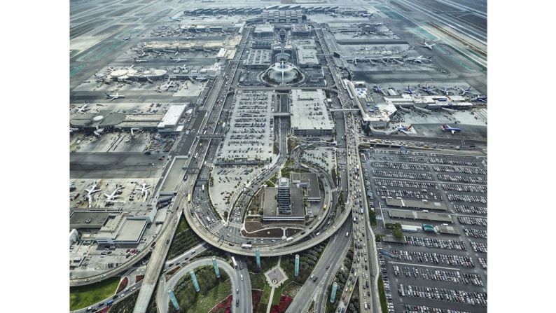 El Aeropuerto de Los Ángeles. "Como fotógrafo aéreo estás lleno de adrenalina pero, por otro lado, tienes que ser creativo. Tienes que ser técnicamente muy inteligente, estás en el aire y también tienes que ser creativo”, dice Prensena.