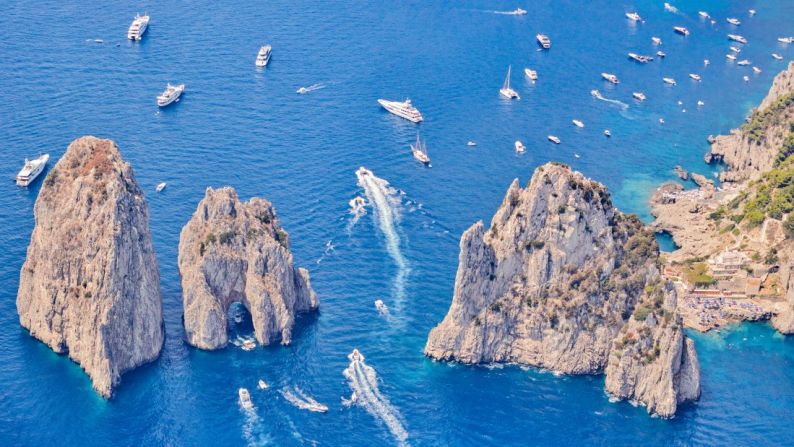 Esta es en Faraglioni, Capri (Italia).