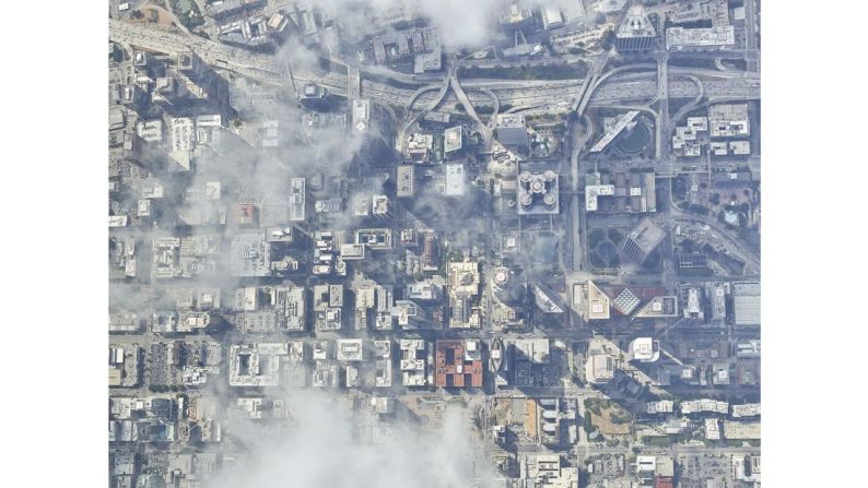 Otra imagen del centro de Los Ángeles, tomada por Prensena mientras cuelga de un helicóptero.