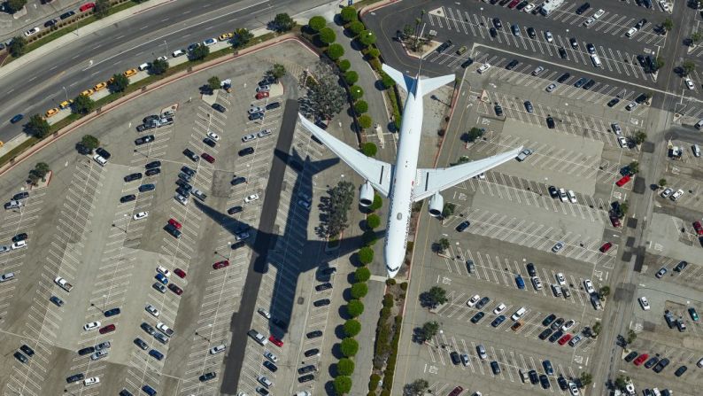 Este es el Aeropuerto de Los Ángeles, desde el aire. Todas las imágenes de Prensena están diseñadas para verse a gran escala. Las vende en impresiones de gran formato (147 x 261 centímetros).