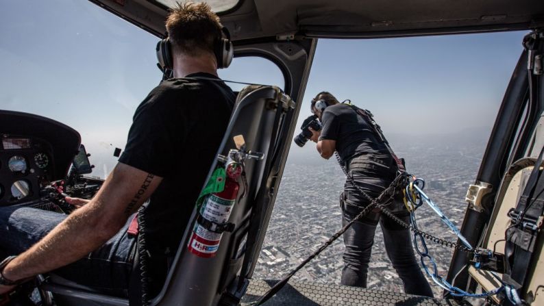 Cuando toma fotografías aéreas, Prensena está atado al helicóptero con un arnés de rescate profesional, que garantiza su seguridad. Todo lo demás en el helicóptero está atado, así que no hay posibilidad de que algo pueda salir volando. Es un trabajo meticulosamente planeado.