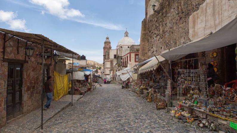 Real de Catorce (San Luis Potosí). Alguna vez fue una próspera ciudad dedicada a la minería de plata y ahora es un pueblo fantasma en el desierto de San Luis Potosí, en el centronorte de México. Sitio de peregrinación para los indígenas huicholes y también para los católicos.