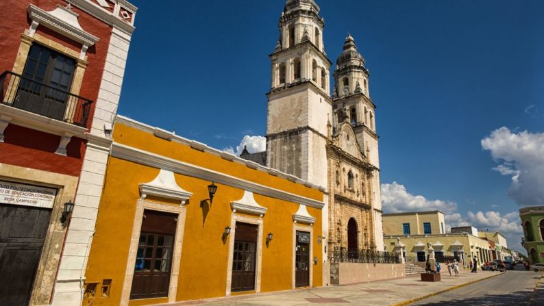 Campeche (estado de Campeche). Todas las fachadas del centro histórico están pintadas con colores pastel y su principal calle peatonal, la Calle 59, tiene exposiciones temporales de arte.