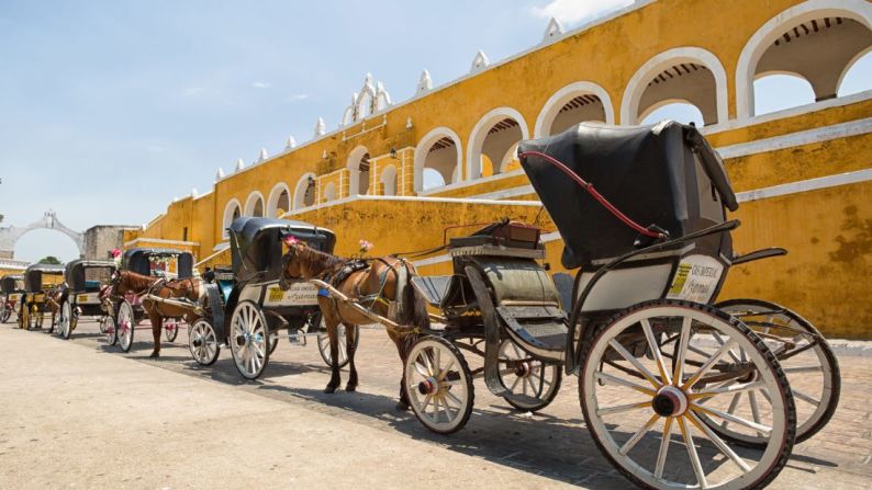 Izamal (Yucatán). Este pueblo, cuyo centro está alrededor de un monasterio franciscano del siglo XVI construido sobre la cima de un templo mesoamericano, se encuentra pintado de un alegre color amarillo canario. Su telón de fondo son los brillantes cielos azules que normalmente bendicen a la Península de Yucatán. Está a medio camino entre Mérida y el sitio arqueológico de Chichén Itzá, y por eso es perfecto para hacer una parada en el camino.