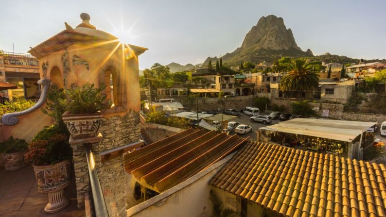 San Sebastian Bernal (Querétaro). Fundado en el siglo XVII, sus calles adoquinadas y fachadas llenas de colores hacen de este un pueblo realmente pintoresco. Además, alberga uno de los monolitos más altos del mundo.