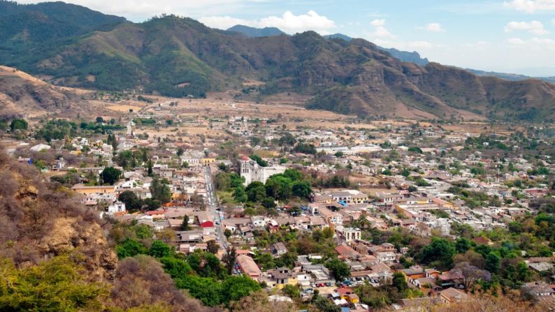 Malinalco (estado de México). Ciudad rica en leyendas y llena de misterio y de magia, fue un lugar muy importante para los Mexica, o Aztecas, quienes construyeron allí un complejo para su élite militar. Está rodeada de montañas.