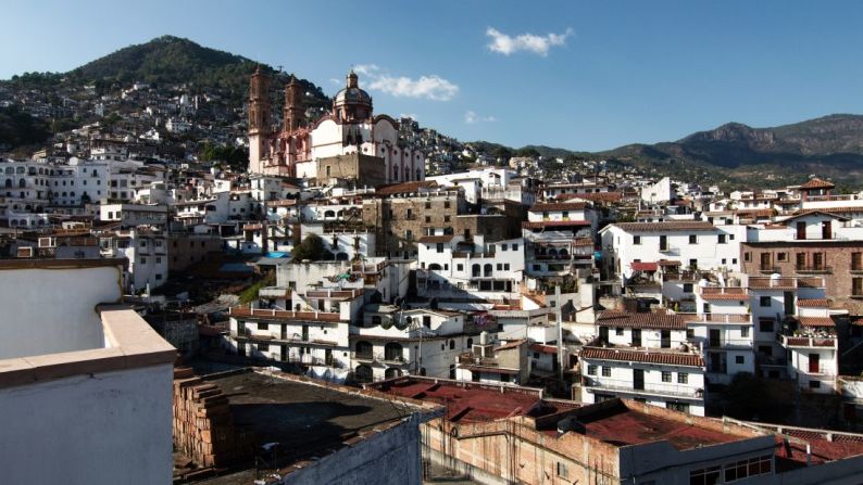 Taxco (Guerrero). Esta pequeña ciudad en las montañas de Guerrero, a dos horas y media al suroeste de Ciudad de México, es conocida por ser “la ciudad de la plata”, debido a todas las minas que tiene. Sus sinuosas calles serpentean alrededor de la colina y llegan al centro, donde queda una bonita plaza con una iglesia barroca.