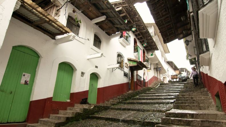 Cuetzalan (Puebla). Las calles empedradas y los edificios de tejas rojas y rústicas son parte del encanto de este pueblo ubicado en las montañas, a unas 4 horas de distancia de Ciudad de México.