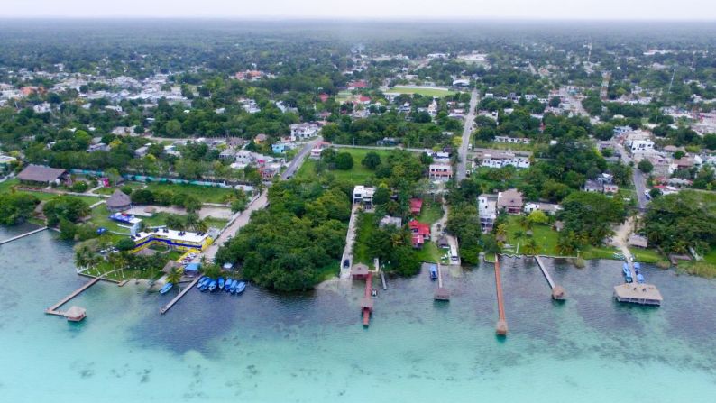 Bacalar (Quintana Roo). Esta pequeña ciudad, a unas cuatro horas de Cancún y muy cerca de la frontera con Belice, tiene un largo enorme conocido como el Lago de los Siete Colores.