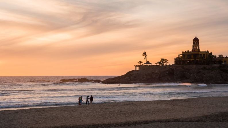 Todos Santos (Baja California Sur). Si alguna vez te pidieran que imaginaras cómo es el pueblo mexicano por excelencia, probablemente pensarías en algo cercano a este lugar. Ubicado en la costa del Pacífico, es muy popular entre artistas y surfistas, y tiene un ambiente relajado y tranquilo.