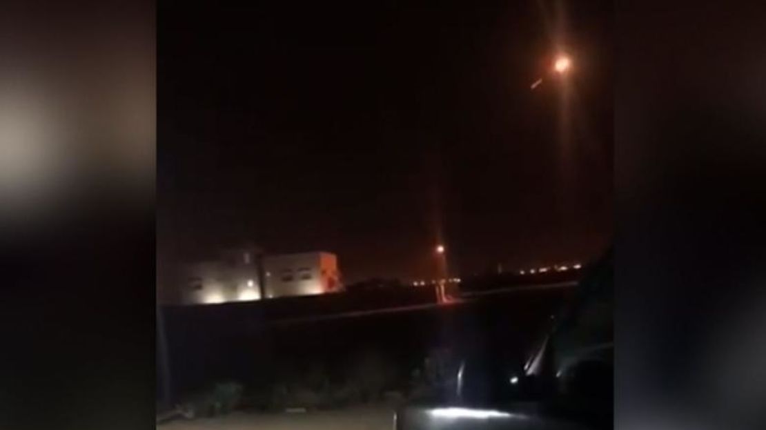 Imagen de un video del momento en que Arabia Saudita intercepta un misil lanzado contra el aeropuerto de Riad.