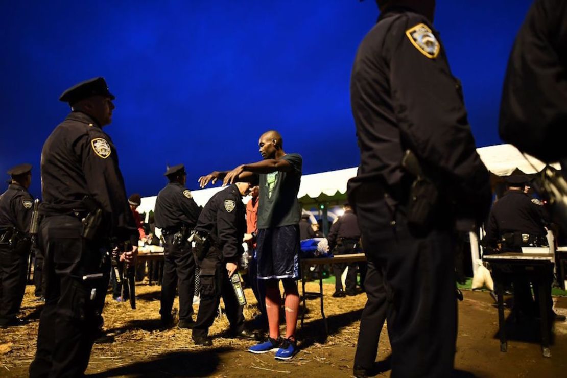 Policías revisan a los corredores antes del inicio del Maratón de Nueva York.