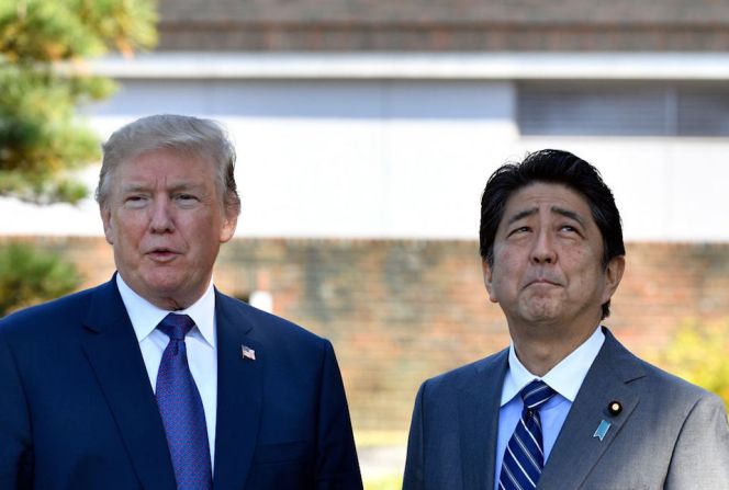 El presidente de Estados Unidos, Donald Trump, pasó la primera etapa de su extensa gira por Asia en Tokio, donde se encontró con el primer ministro de Japón Shinzo Abe, con quien parece tener una muy buena relación.