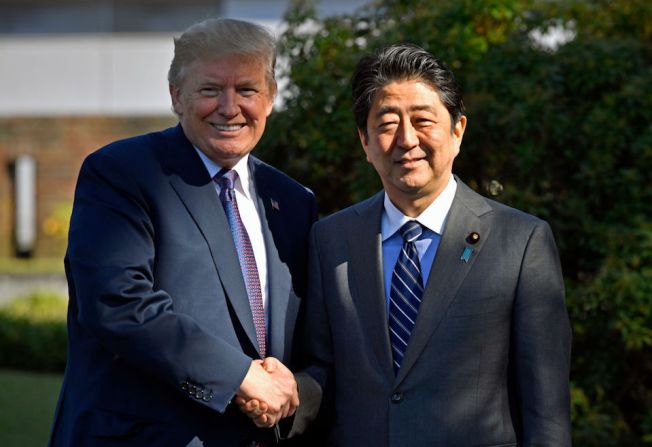 Trump y Abe se estrecharon la mano antes de entrar al club.