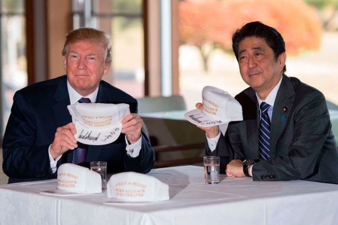 Durante su almuerzo en el Kasumigaseki Country Club, Abe sorprendió a Trump con un regalo.