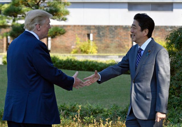 Abe dio la bienvenida a Trump a su llegada al Kasumigaseki Country Club en Kawagoe, cerca de Tokio, el domingo.