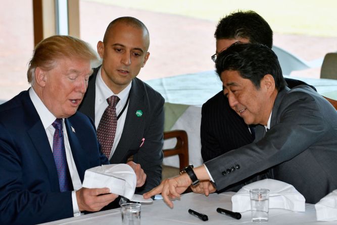 Se trató de gorras de béisbol con un mensaje que podría resumir el "bromance" entre ambos líderes: "Donald y Shinzo hacen la alianza aún más grande".