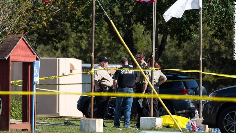 5 de noviembre de 2017 - Al menos 26 muertos murieron en un tiroteo en una iglesia iglesia bautista de Sutherland Springs, Texas.