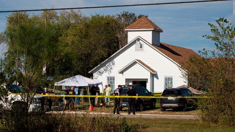 El 5 de noviembre de 2017 un hombre entra a una pequeña Iglesia Bautista en Sutherland Springs, Texas, y mata a tiros a 25 personas y un bebé por nacer.