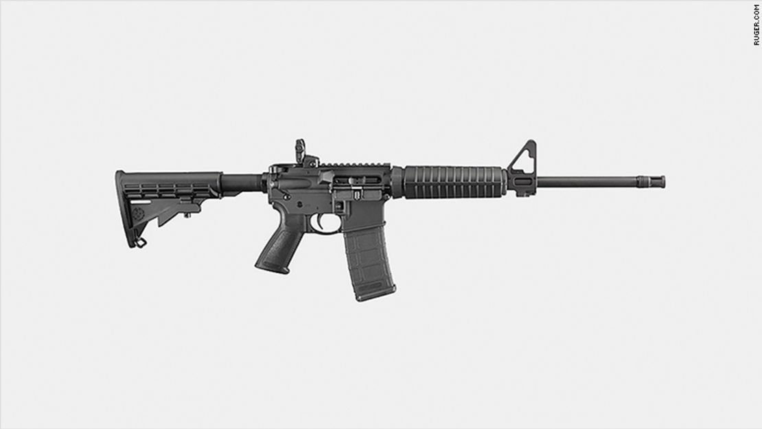 El sospechoso de la masacre de Texas usó un Ruger AR-15, según le confirmaron dos fuentes policiales a CNN. El fusil de la imagen es un modelo 8500, sin embargo las autoridades no han informado qué modelo específico se utilizó en el ataque. Ruger también fabrica el modelo 8502, que tiene una capacidad de cargador más pequeña.