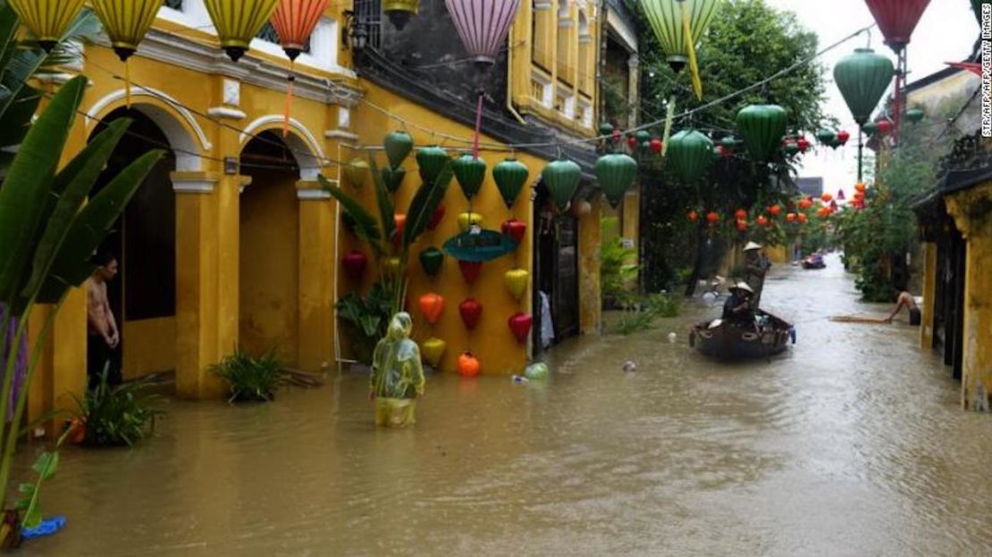 Residentes de Hoi An navegan en botes por las calles de la ciudad anegadas por las inundaciones del tifón Damrey en noviembre de 2017.