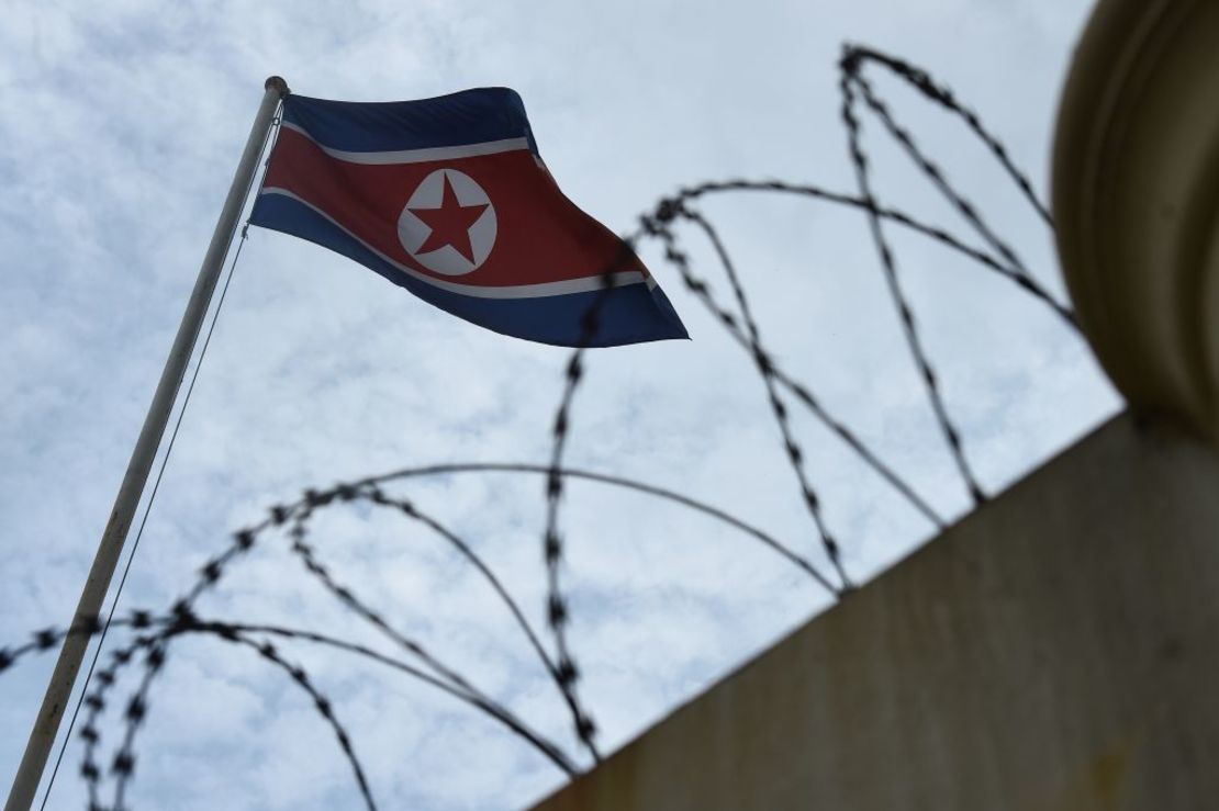 Foto de archivo. La bandera de Corea del Norte en la embajada en Malasia.