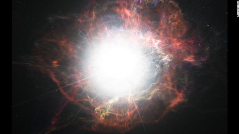 La representación de este artista muestra la explosión de una supernova, que usualmente tiene la luminosidad de 100 millones de soles. La supernova iPTF14hls, que ha explotado varias veces, puede ser la más masiva y duradera que jamás se haya observado.