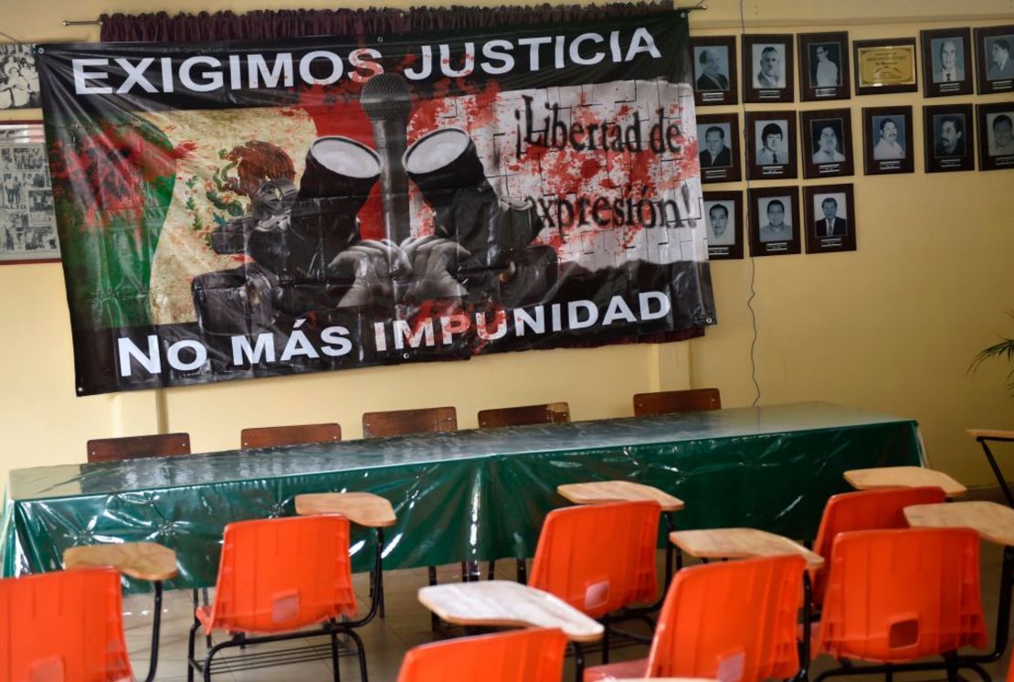 Imagen de Archivo. En este cartel colgado en la oficina del sindicato de periodistas en Chilpancingo, Guerrero, en México, los comunicadores exigen justicia por la desaparición y asesinatos de sus colegas.