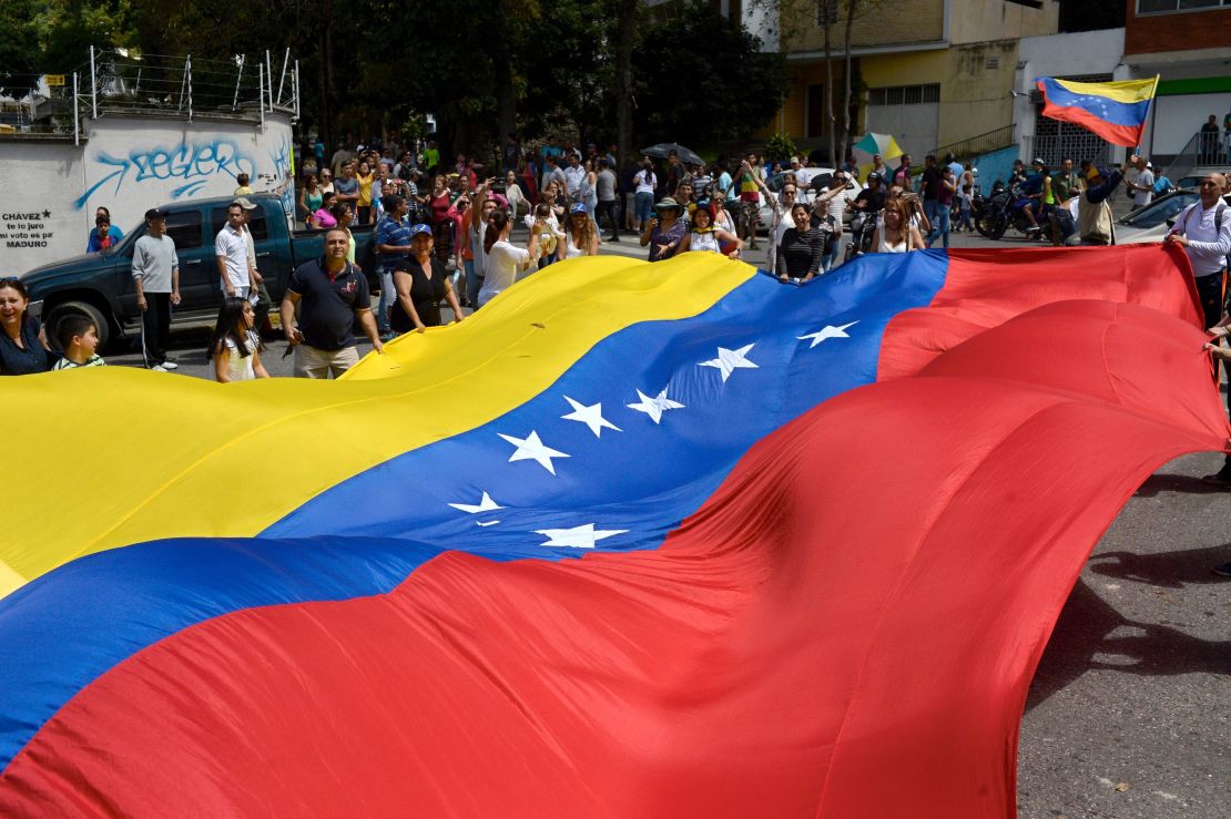 CNNE 465373 - 170720133223-venezuela-flag-at-protest