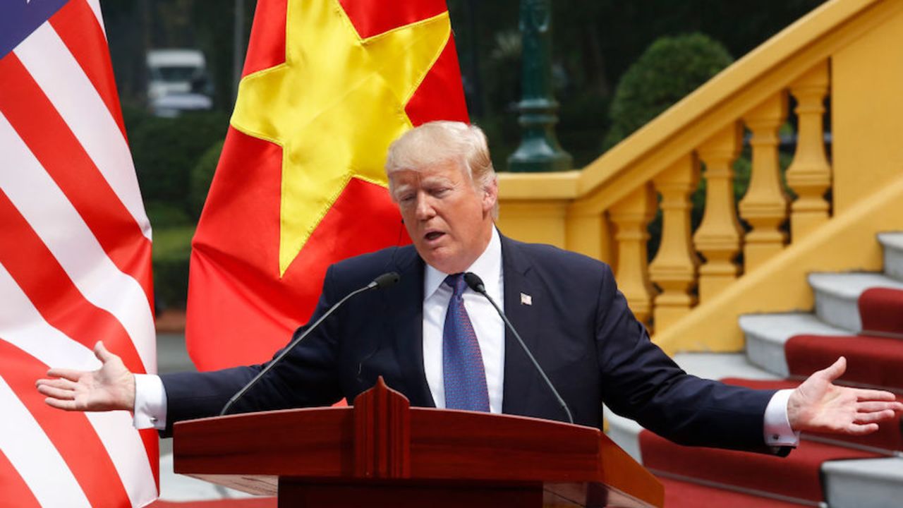 Donald Trump durante una conferencia de prensa en Vietnam.