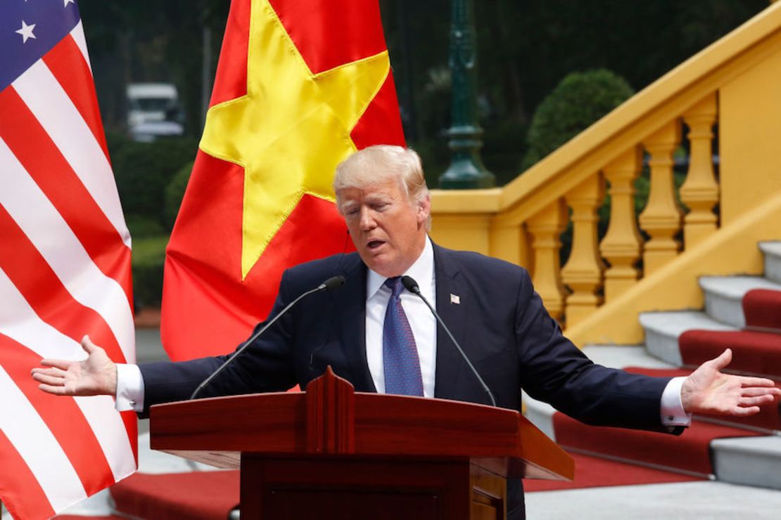 Donald Trump durante una conferencia de prensa en Vietnam.