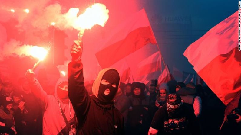 Decenas de miles de manifestantes nacionalistas trastornaron el sábado los eventos para conmemorar la independencia de Polonia. En las calles de Varsovia, los manifestantes, con banderas y luces de bengala, mostraban letreros con mensajes como "Europa blanca, Europa debe ser blanca" y entonaban cánticos como "Polonia católica, no secular".