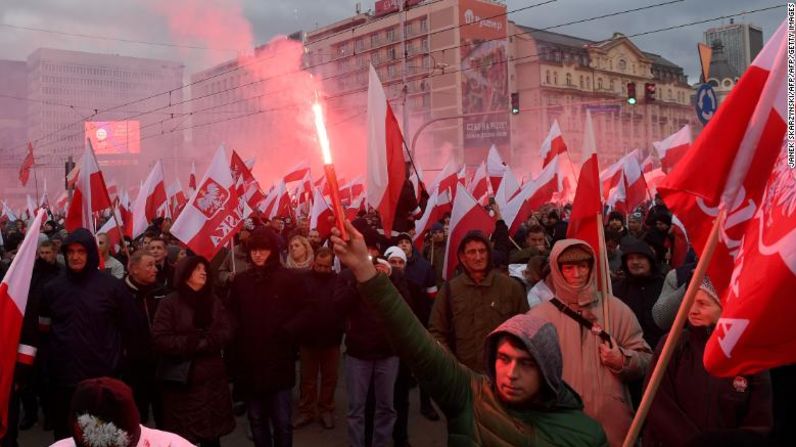 Aunque el apoyo al grupo sigue siendo pequeño, sus críticos sostienen que el gobierno polaco, con un tono nacionalista y ligando a los inmigrantes con el crimen y las enfermedades, ha promovido una atmósfera de intolerancia y xenofobia.