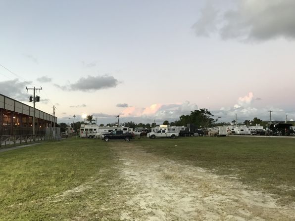 Antes del rodeo, muchos de los vaqueros se preparan en esta zona a las afueras de la arena.