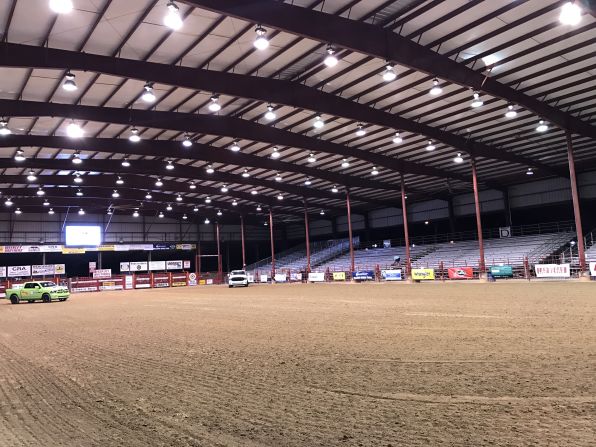 Así es cómo se ve la arena antes del comienzo del rodeo.