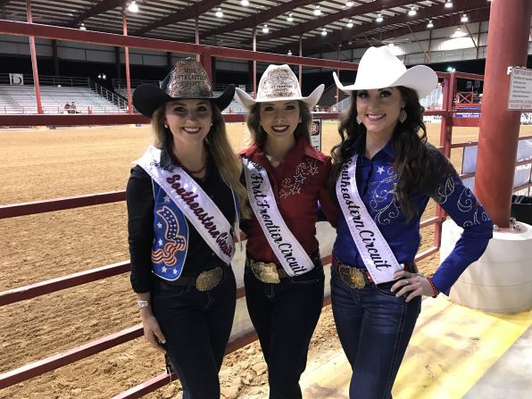 La belleza también se hace presente en los rodeos. Estas chicas son las ganadoras del concurso de belleza Miss Southeastern Circuit y vienen de los estados de Florida, Arkansas y Pensilvania. El concurso de Miss Southeastern Circuit representa al rodeo del sudeste del país.