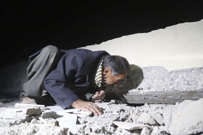 Un hombre en Sulaimaniya, Iraq, busca sobrevivientes entre los escombros.