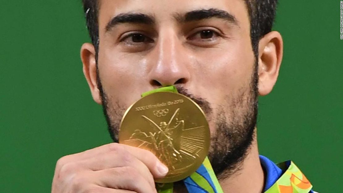 El medallista olímpico iraní Kianoush Rostami posa en el podio tras ganar la competencia de levantamiento de pesas después del evento de levantamiento de pesas masculino de 85 kg durante los Juegos Olímpicos de Rio 2016.