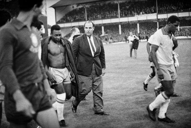 Eliminación de Brasil en Inglaterra 1966: El equipo de Pelé perdió 3-1 ante la potente selección de Portugal, liderada por Eusebio. Esto le valió su retorno en fase de grupos, algo inaudito —hasta entonces y hasta ahora— para la selección que más mundiales ha conseguido en la historia.