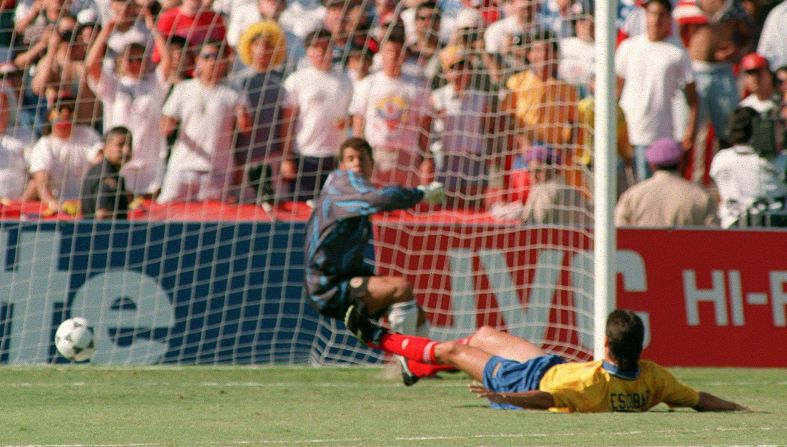 Eliminación de Colombia en Estados Unidos 1994: la selección sudamericana iba como una de las favoritas del torneo, pero fue eliminada en la fase de grupos con el autogol de la foto. El retorno a casa no fue nada en comparación a lo que pasó luego: el defensa Andrés Escobar fue asesinado en Medellín tras haber marcado en su propio arco.